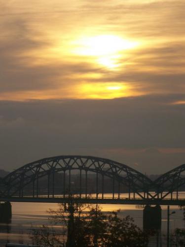 Sonnenaufgang in Riga (100_0623.JPG) wird geladen. Eindrucksvolle Fotos aus Lettland erwarten Sie.